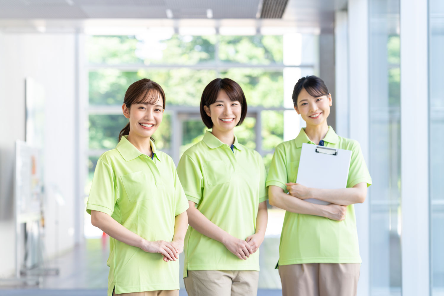 笑顔で並ぶ介護スタッフ