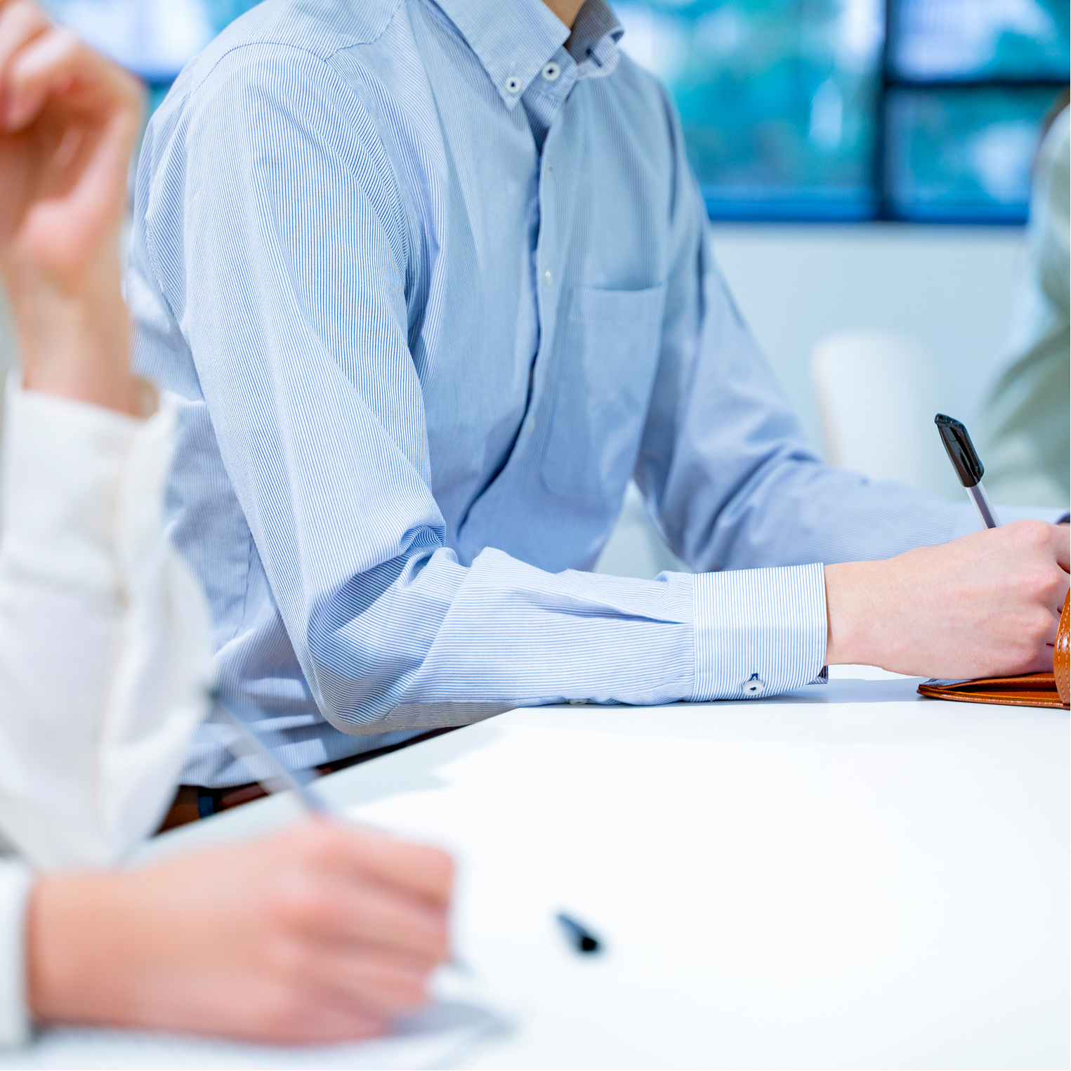 講義を受けるスーツ姿の社員たち