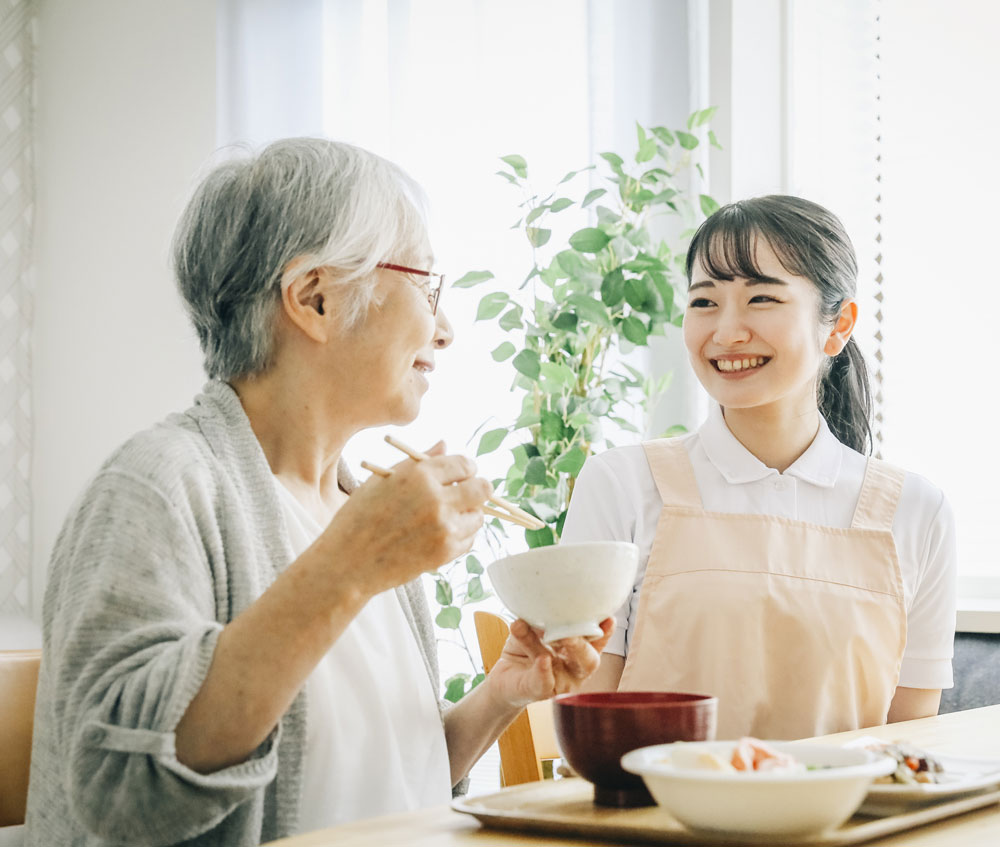 介護士が高齢者を支える様子
